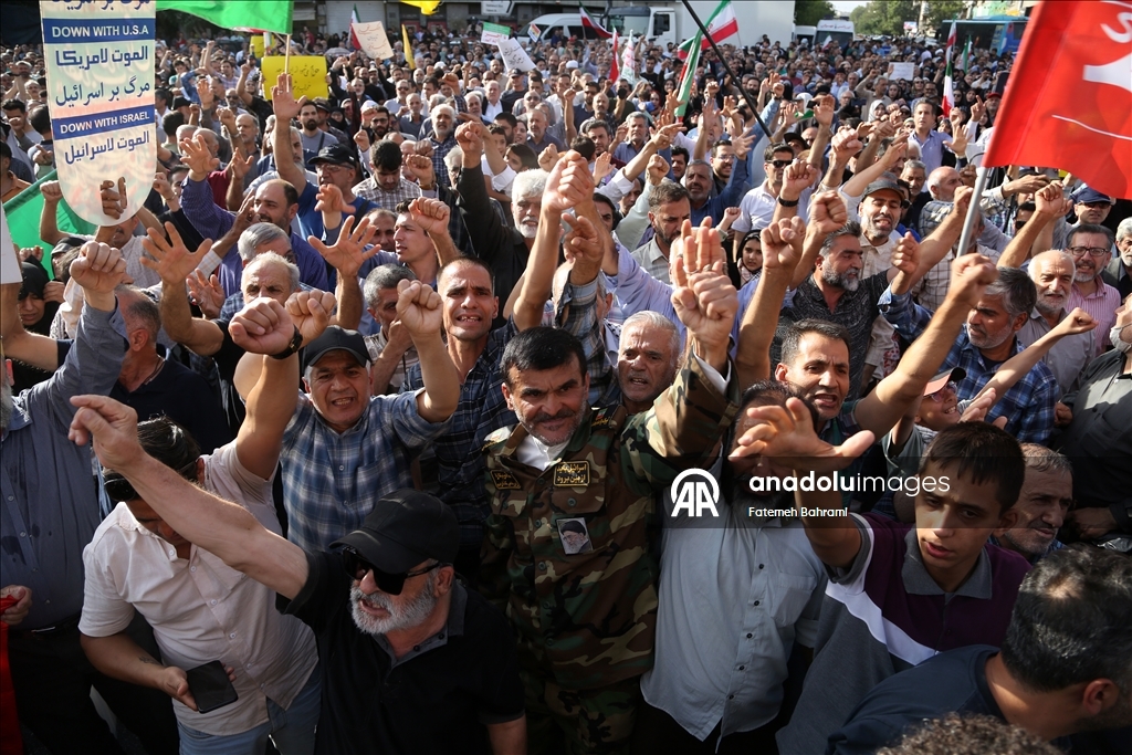 Tahran'daki İnkılap Meydanı'nda toplanan İranlılar ABD'nin saldırılarını protesto etti