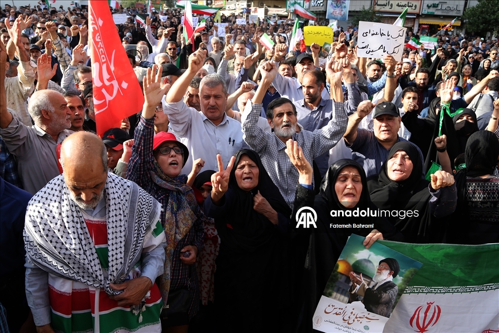 Tahran'daki İnkılap Meydanı'nda toplanan İranlılar ABD'nin saldırılarını protesto etti