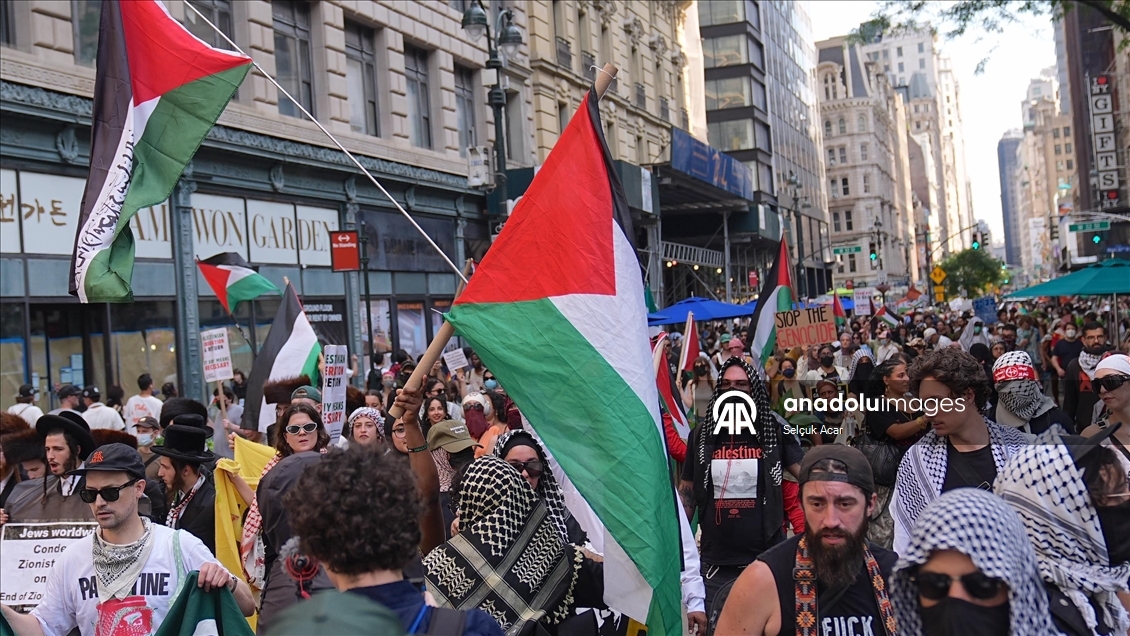 New York'ta İsrail'in Gazze ve İran'a yönelik saldırılarına karşı protesto yürüyüşü düzenlendi