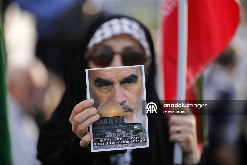 Tahran'daki İnkılap Meydanı'nda toplanan İranlılar ABD'nin saldırılarını protesto etti