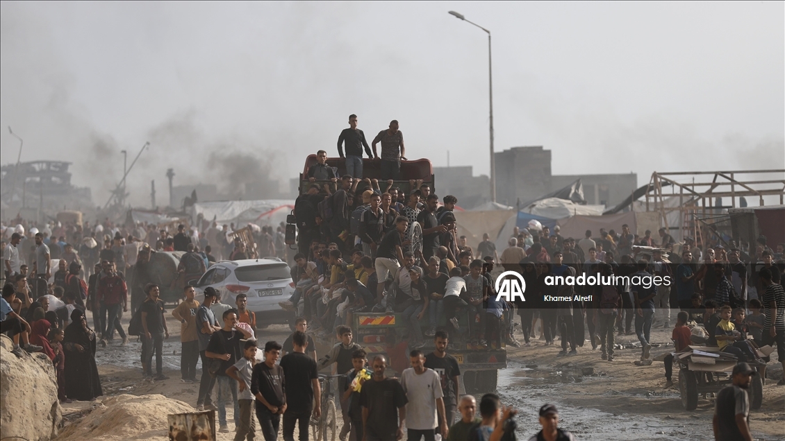 Gazze'de açlıkla mücadele eden binlerce Filistinli, yardım almak için Zakim bölgesine akın etti