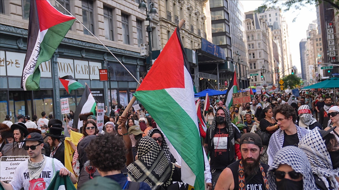 New York'ta İsrail'in Gazze ve İran'a yönelik saldırılarına karşı protesto yürüyüşü düzenlendi