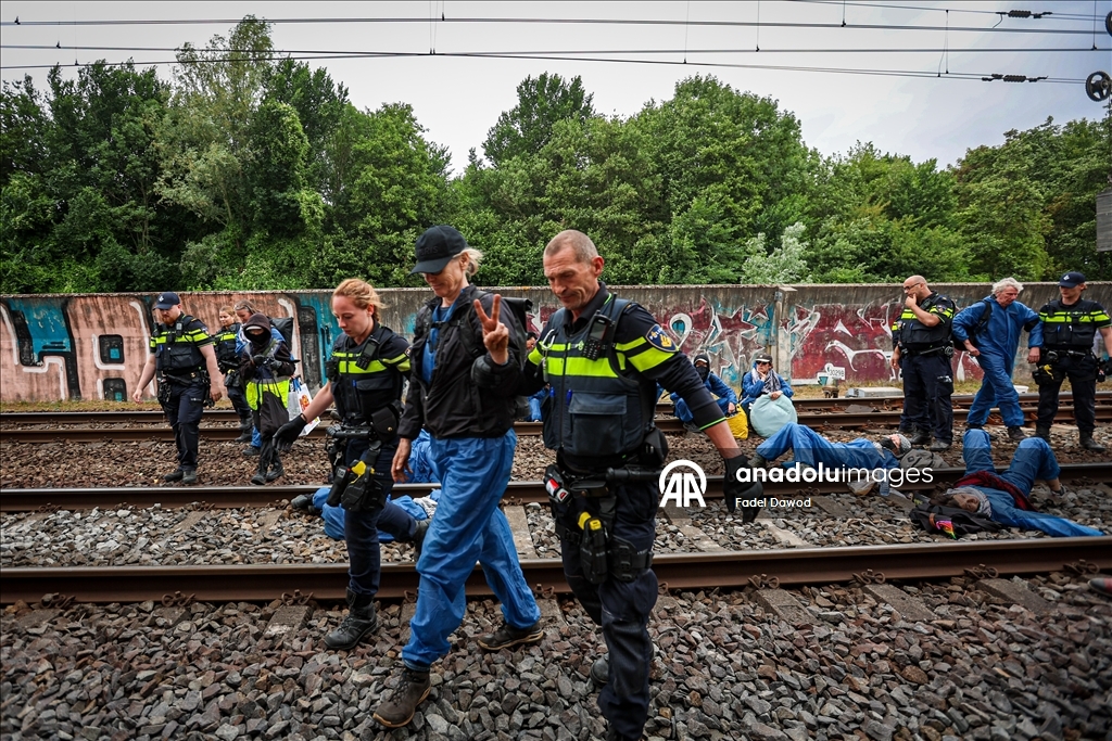 Rotterdam’da aktivistler, NATO Zirvesi günü liman demiryolunda protesto düzenledi