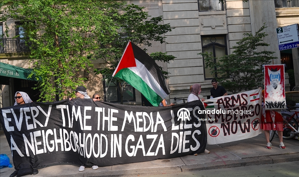 У дома главного редактора New York Times прошла акция в поддержку Палестины