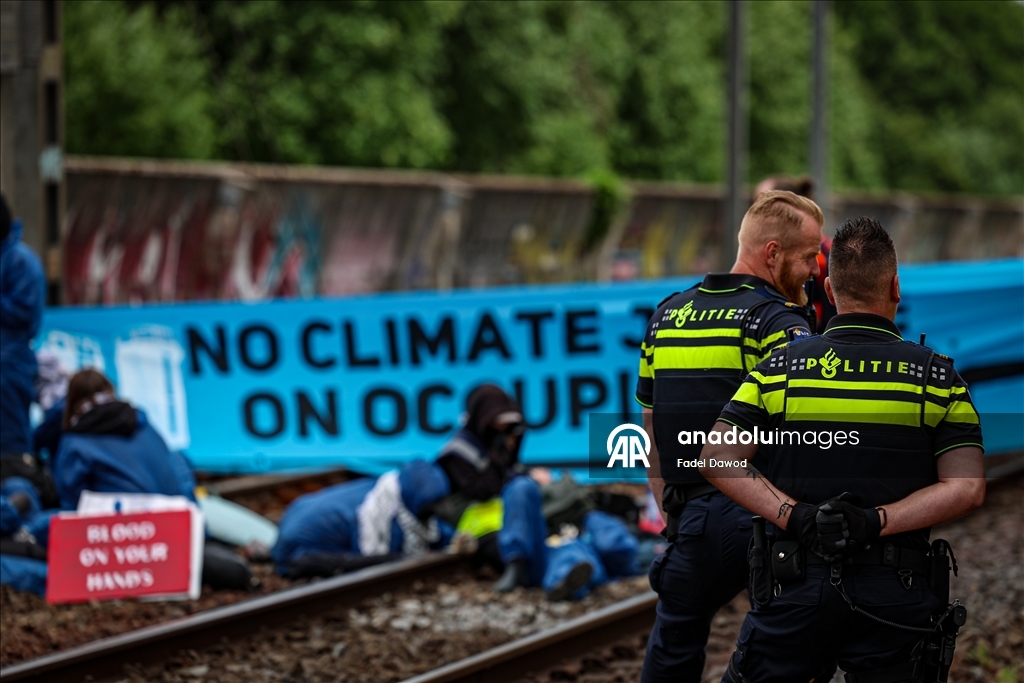 Rotterdam’da aktivistler, NATO Zirvesi günü liman demiryolunda protesto düzenledi