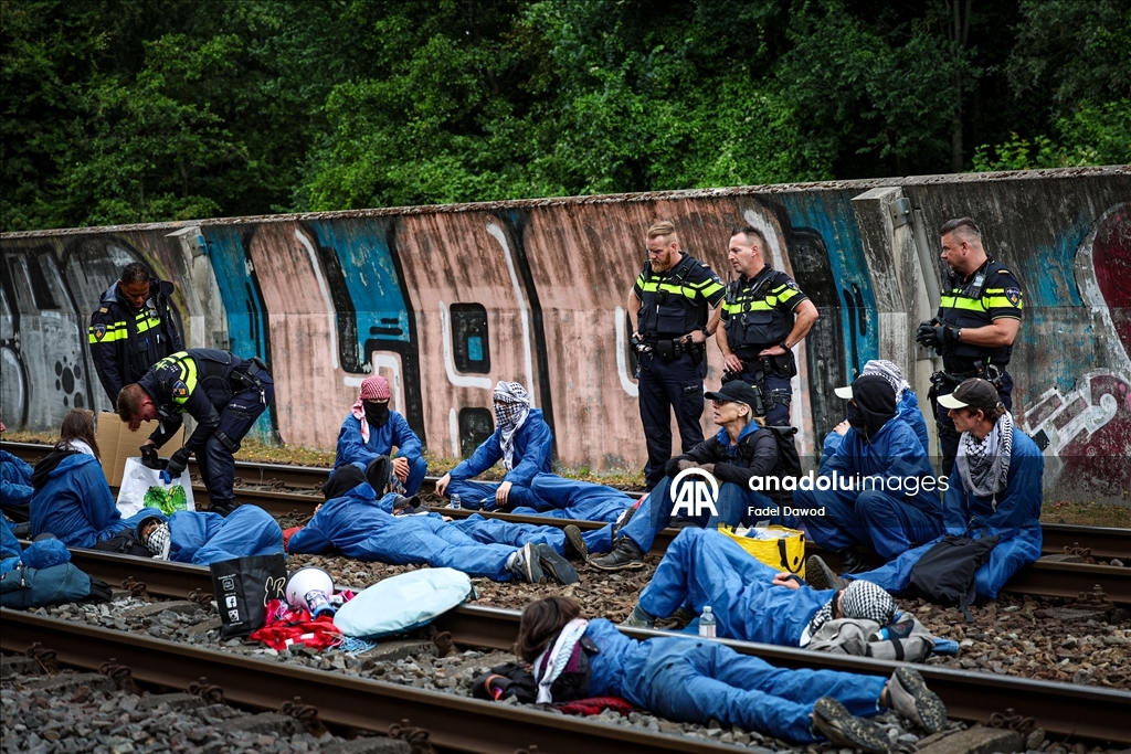 Rotterdam’da aktivistler, NATO Zirvesi günü liman demiryolunda protesto düzenledi