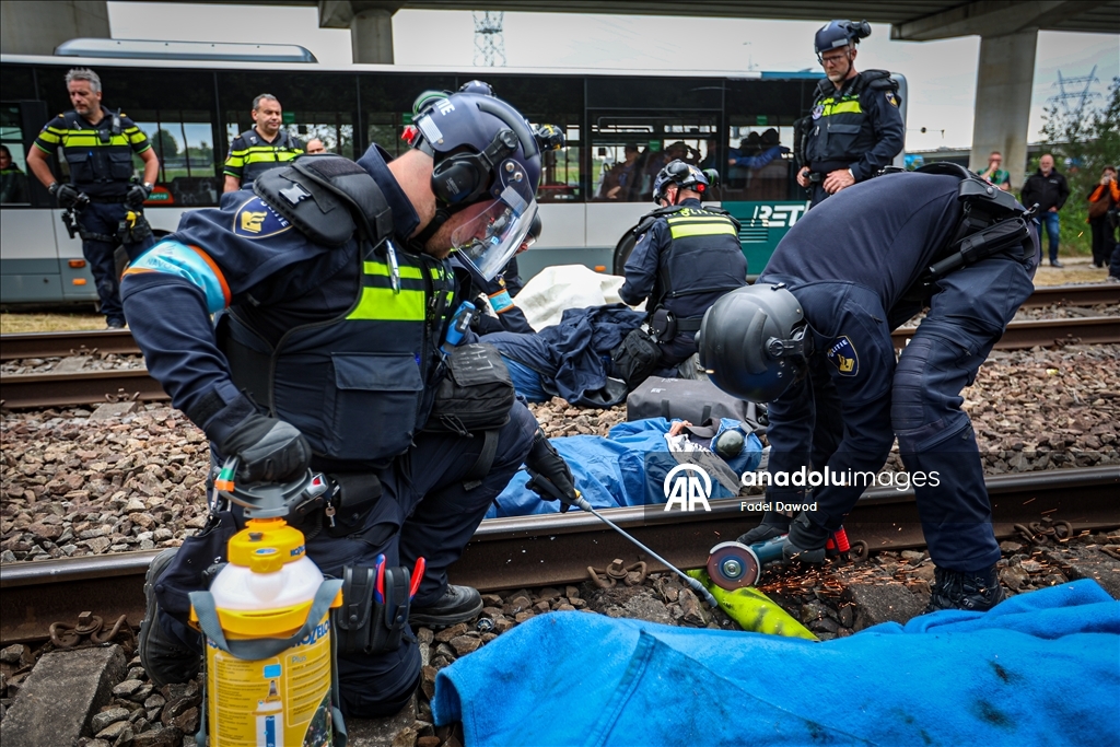 Rotterdam’da aktivistler, NATO Zirvesi günü liman demiryolunda protesto düzenledi