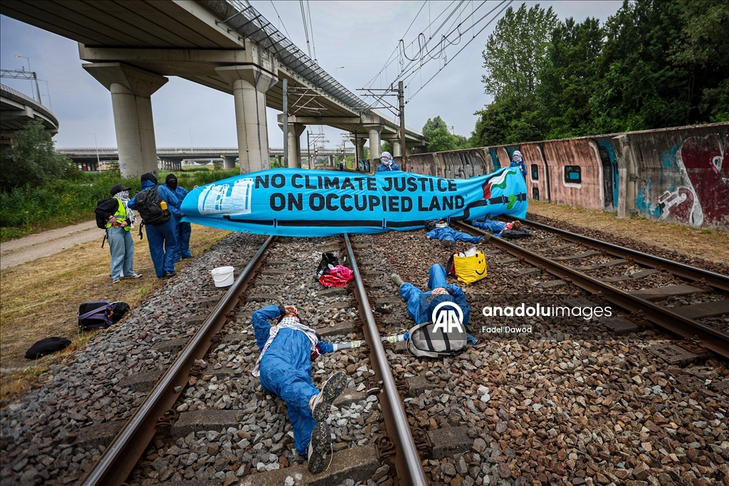 Rotterdam’da aktivistler, NATO Zirvesi günü liman demiryolunda protesto düzenledi