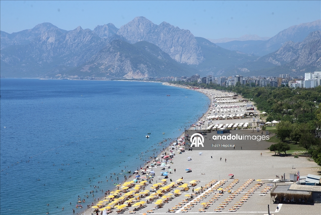В Анталье жители и туристы спасаются от жары в море