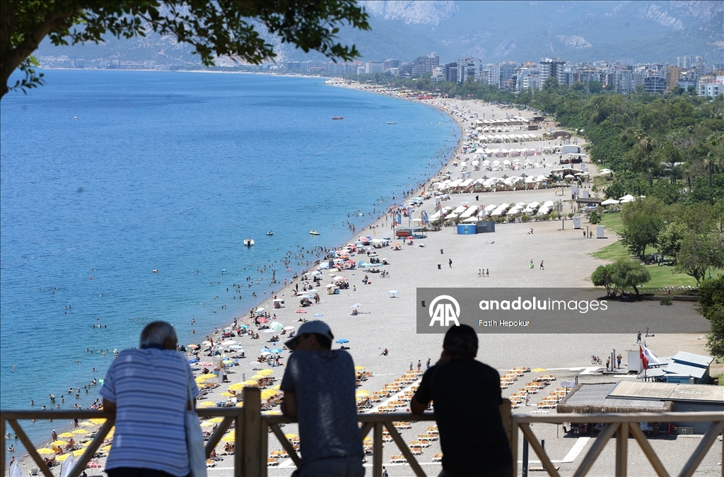 В Анталье жители и туристы спасаются от жары в море