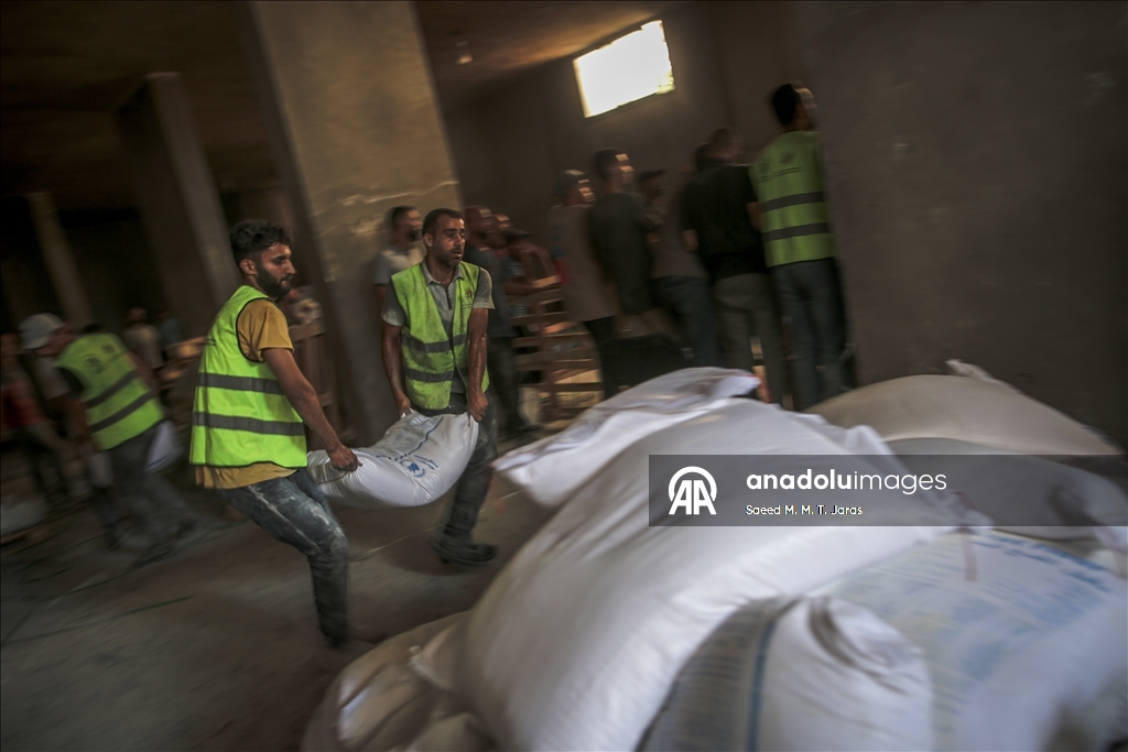 İsrail saldırıları altındaki Gazze'de Filistinlilere un yardımı yapıldı