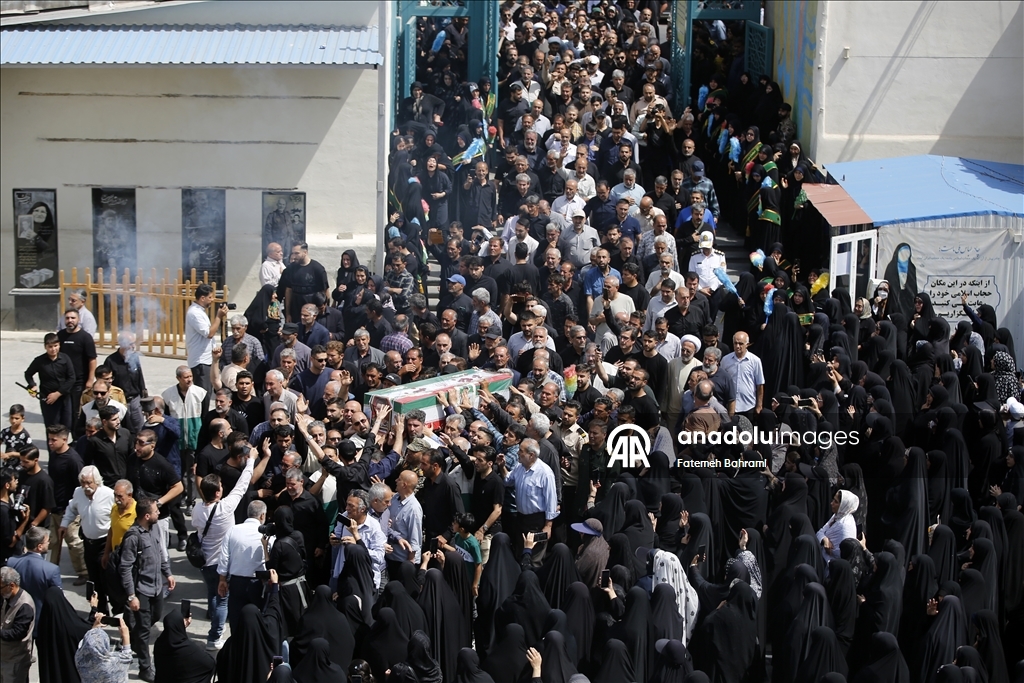 İsrail'in İran saldırısında hayatını kaybeden Devrim Muhafızları üyesinin cenaze töreni