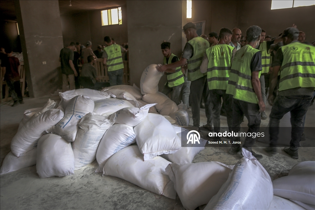 İsrail saldırıları altındaki Gazze'de Filistinlilere un yardımı yapıldı