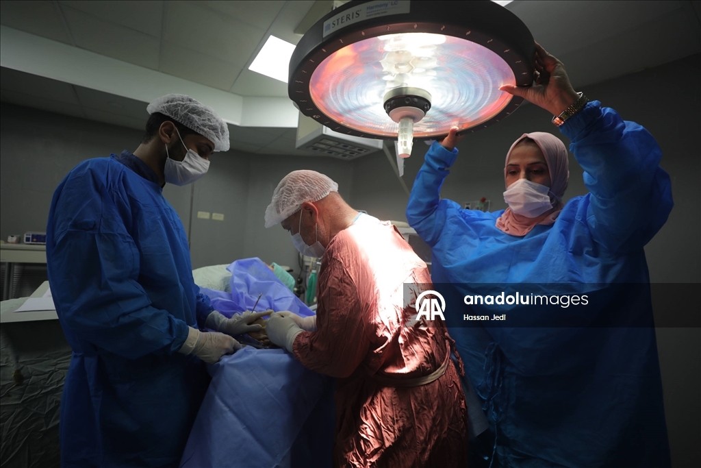 Gazze'deki Yafa Hastanesi'nde tıbbi malzeme eksikliğine rağmen ameliyatlar sürüyor