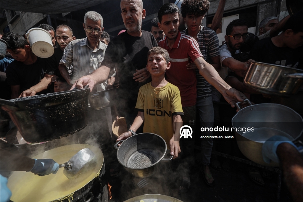 Gazze'de açlıkla mücadele eden Filistinlilere yemek dağıtıldı