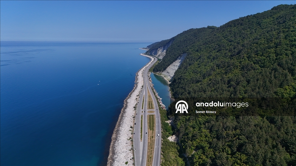 Karadeniz Sahil Yolu'nun Samsun-Sinop bölümü sürücülere doyumsuz seyir sunuyor