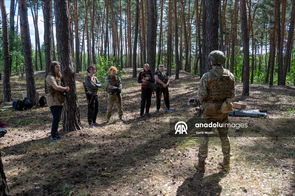 Украинская армия проводит военное обучение для гражданских в Харькове