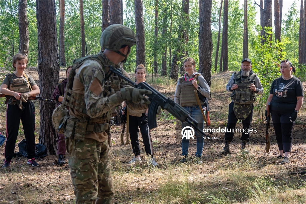 Украинская армия проводит военное обучение для гражданских в Харькове