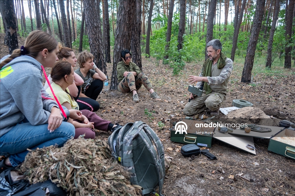 Украинская армия проводит военное обучение для гражданских в Харькове