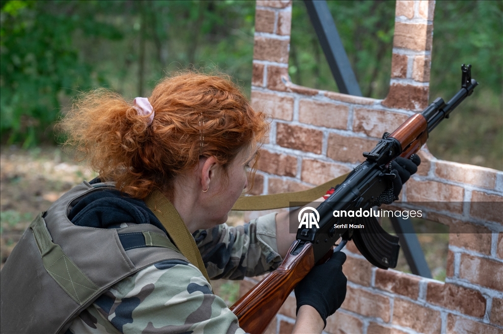 Украинская армия проводит военное обучение для гражданских в Харькове