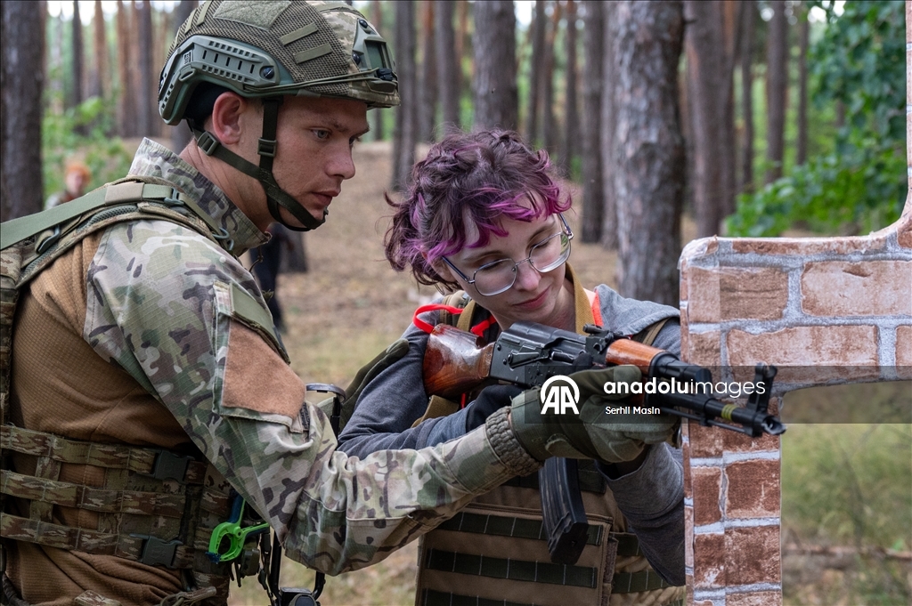 Украинская армия проводит военное обучение для гражданских в Харькове
