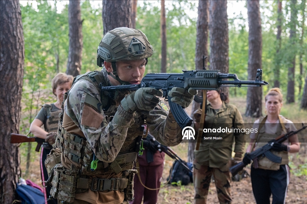 Украинская армия проводит военное обучение для гражданских в Харькове