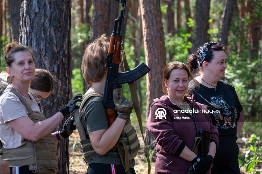 Украинская армия проводит военное обучение для гражданских в Харькове