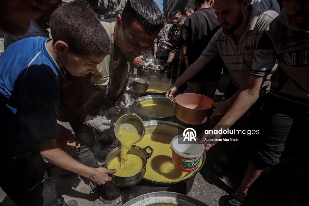 Gazze'de açlıkla mücadele eden Filistinlilere, yemek dağıtıldı​