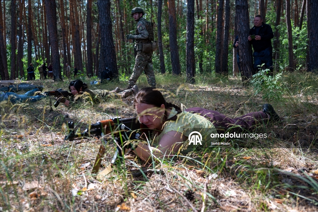 Украинская армия проводит военное обучение для гражданских в Харькове