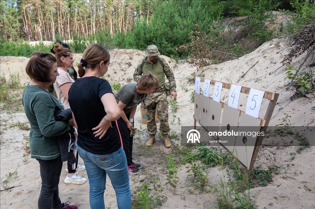 Украинская армия проводит военное обучение для гражданских в Харькове