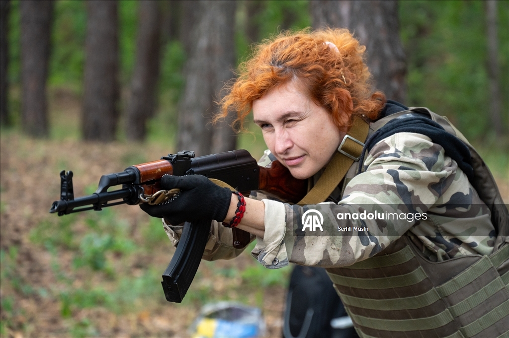 Украинская армия проводит военное обучение для гражданских в Харькове