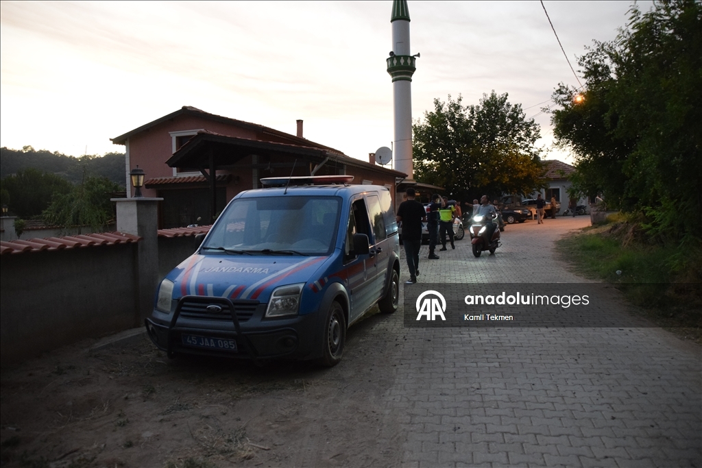 Manisa'nın Ahmetli ilçesinde çıkan orman yangınına müdahale ediliyor