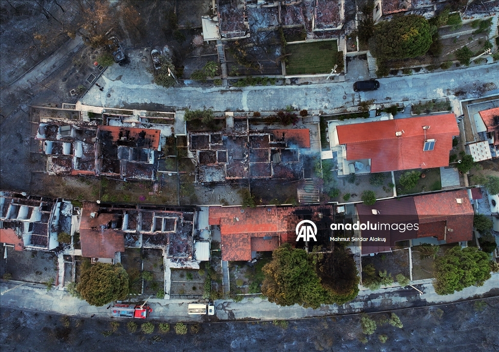 İzmir Seferihisar'daki orman yangınında 345 hanenin bulunduğu sitedeki bazı evler zarar gördü