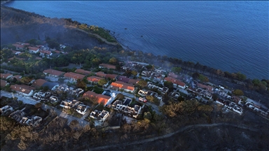 İzmir Seferihisar'daki orman yangınında 345 hanenin bulunduğu sitedeki bazı evler zarar gördü