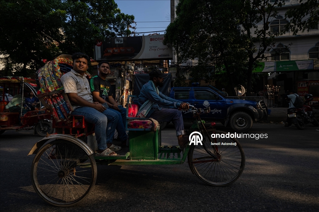 Süslemeleriyle dikkati çeken rikşalar, Bangladeş sokaklarını renklendiriyor