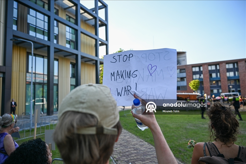 Hollanda'da mülteci karşıtları protesto düzenledi