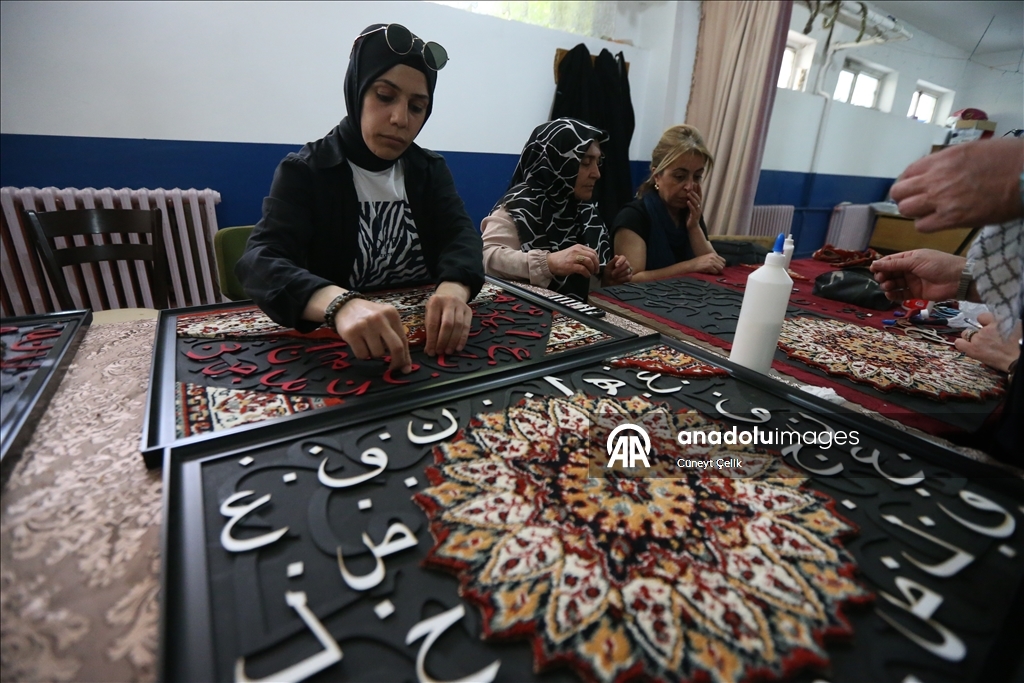 بحروف عربية.. نساء تركيات يحولن السجاد الرث إلى لوحات فنية