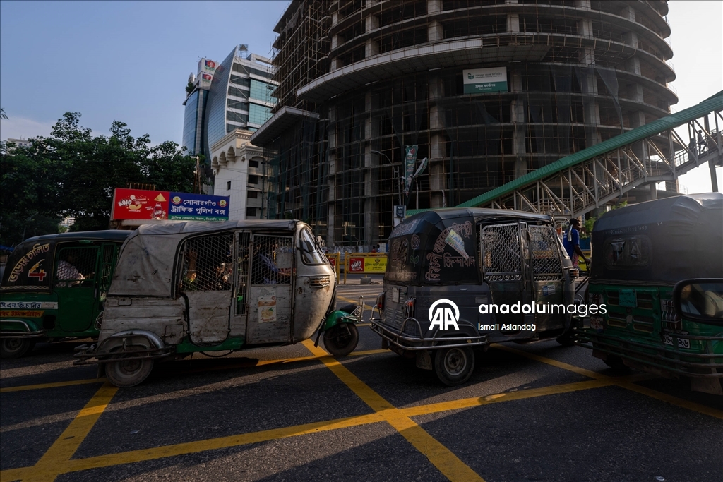 Süslemeleriyle dikkati çeken rikşalar, Bangladeş sokaklarını renklendiriyor