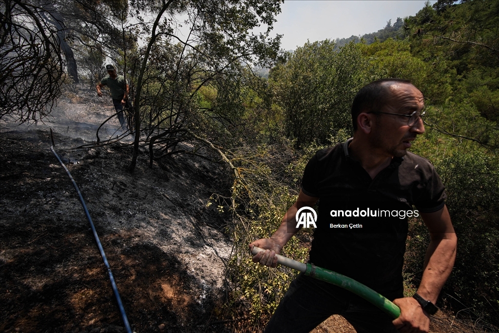 Manisa'da mahalle sakinleri orman yangınının evlerine ulaşmaması için seferber oldu