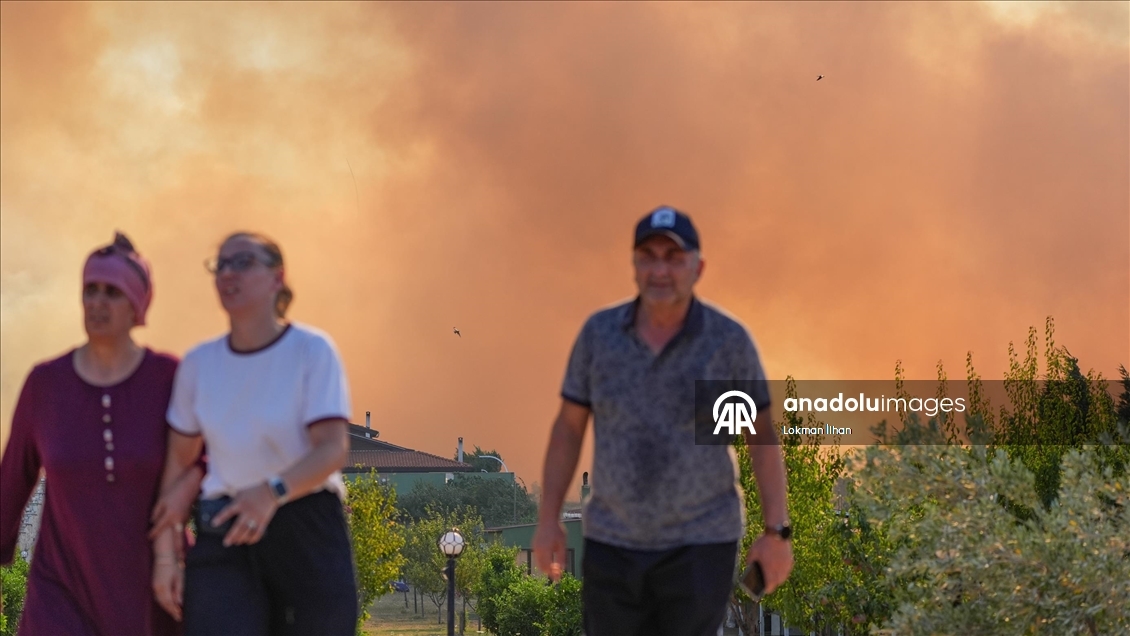 İzmir'de makilik alanda çıkan yangına müdahale ediliyor