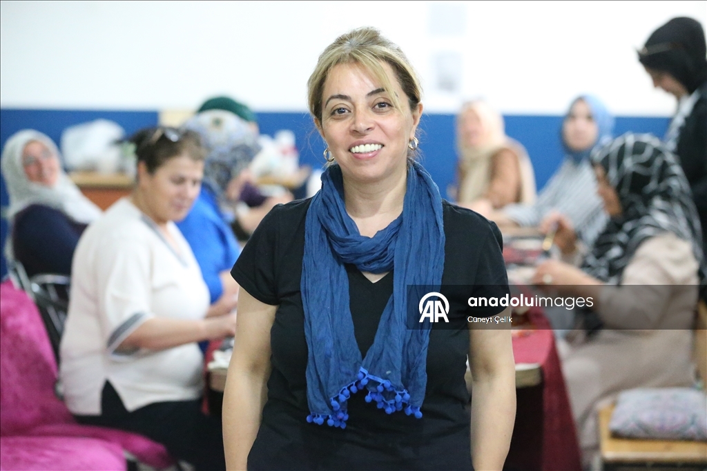 بحروف عربية.. نساء تركيات يحولن السجاد الرث إلى لوحات فنية