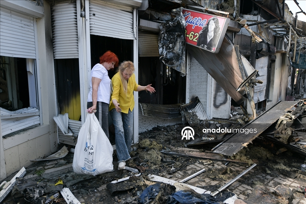 Donetsk'e düzenlenen saldırıda dükkanlar hasar gördü