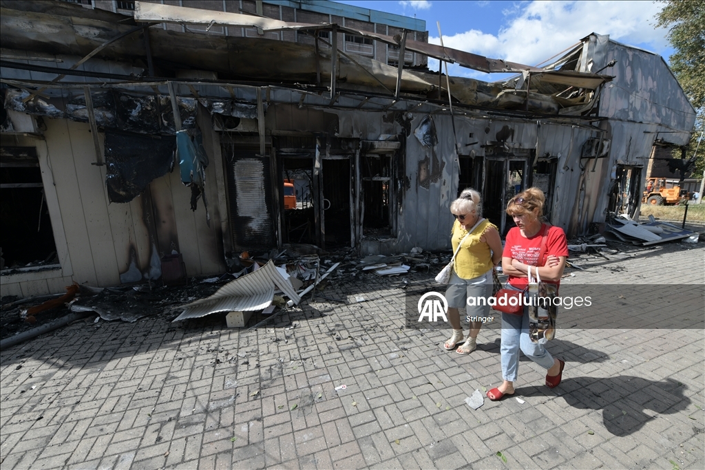 Donetsk'e düzenlenen saldırıda dükkanlar hasar gördü