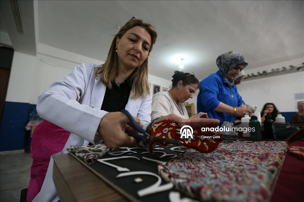 بحروف عربية.. نساء تركيات يحولن السجاد الرث إلى لوحات فنية