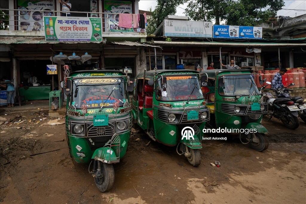 Süslemeleriyle dikkati çeken rikşalar, Bangladeş sokaklarını renklendiriyor