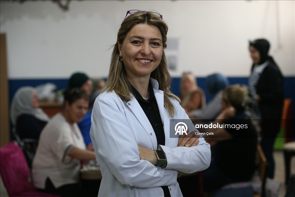 بحروف عربية.. نساء تركيات يحولن السجاد الرث إلى لوحات فنية