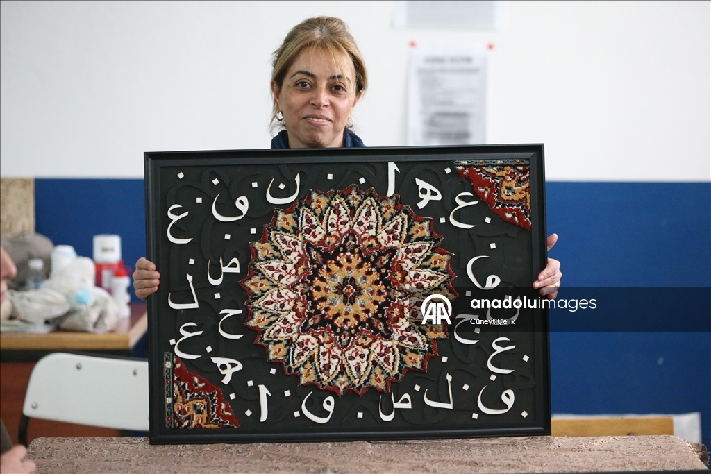بحروف عربية.. نساء تركيات يحولن السجاد الرث إلى لوحات فنية