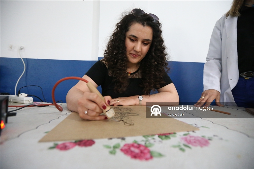 بحروف عربية.. نساء تركيات يحولن السجاد الرث إلى لوحات فنية