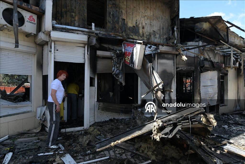 Donetsk'e düzenlenen saldırıda dükkanlar hasar gördü