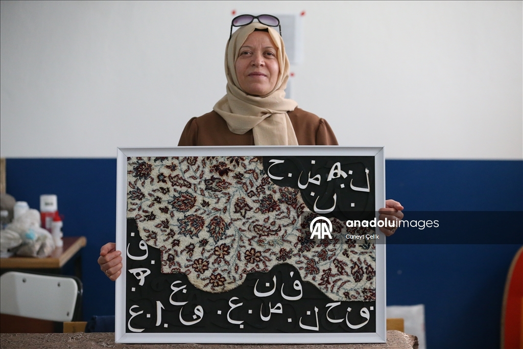 بحروف عربية.. نساء تركيات يحولن السجاد الرث إلى لوحات فنية
